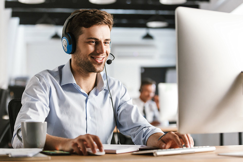employee at desk working on computer, reflecting employees working through their probationary periods