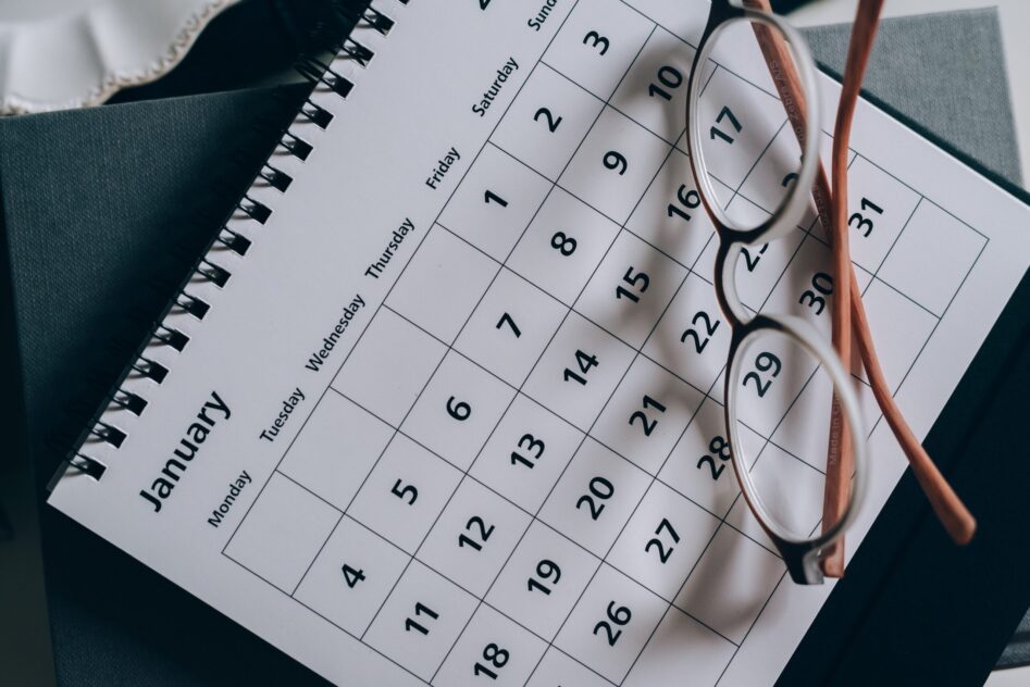 Calendar reflecting and employee working out when their a dismissal took effect
